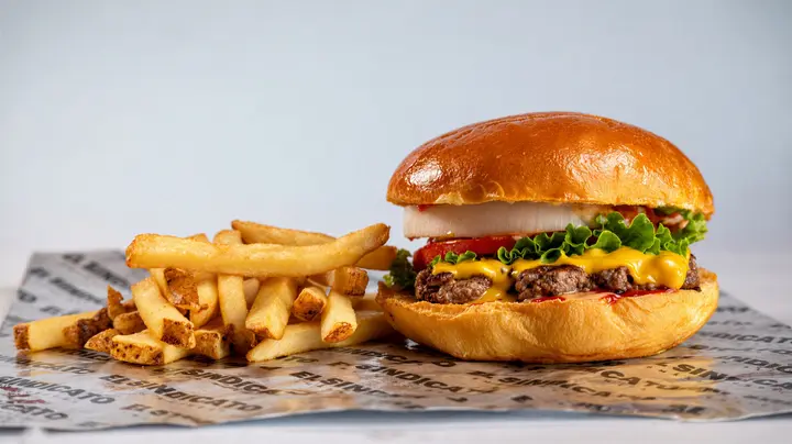 Classic Cheeseburger con papas