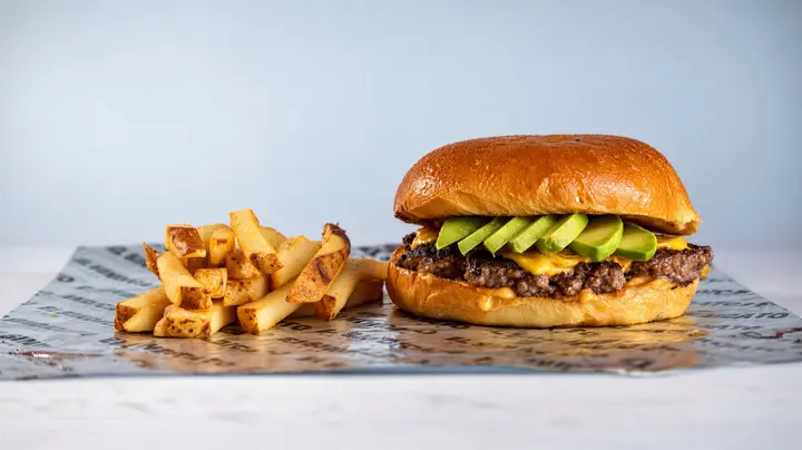 Guaca Cheeseburger con papas