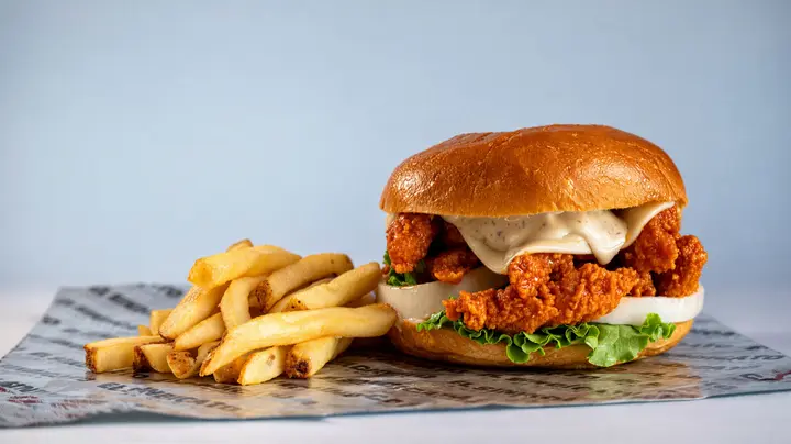 Spicy Chicken Sandwich con papas