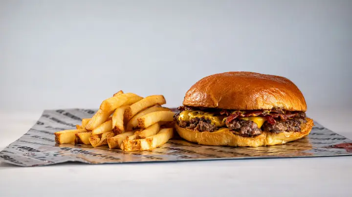 Smoked Bacon Burger con papas
