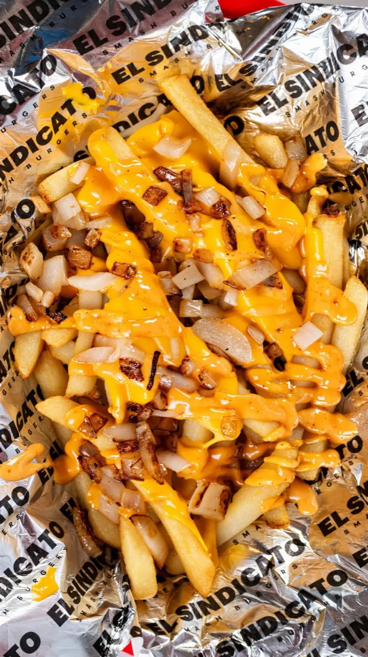 Papas El Sindicato con queso y cebolla caramelizada