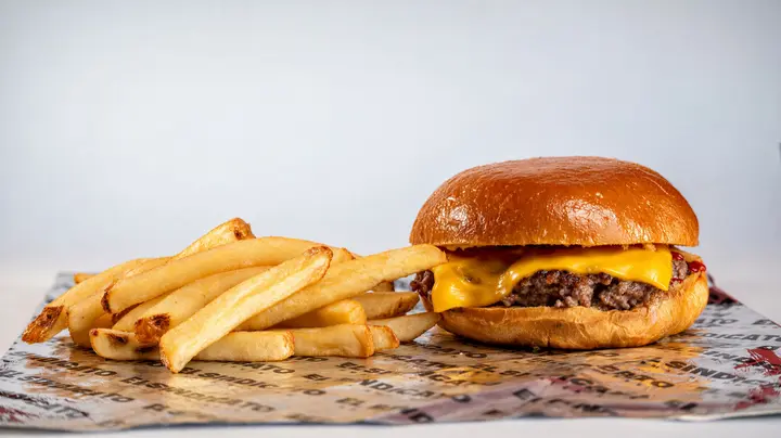 The Cheeseburger con papas