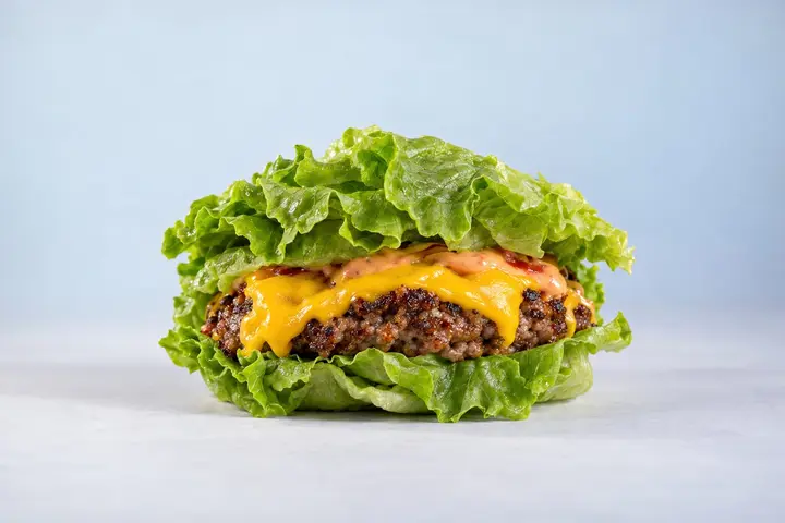 Cheeseburger Light envuelta en lechuga