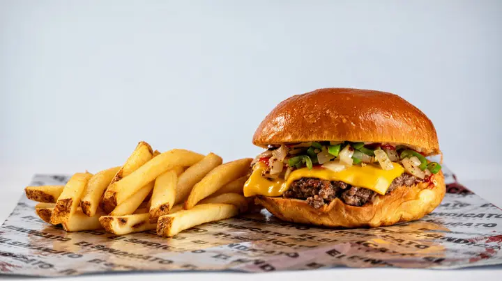 Spicy Serrano Burger con papas